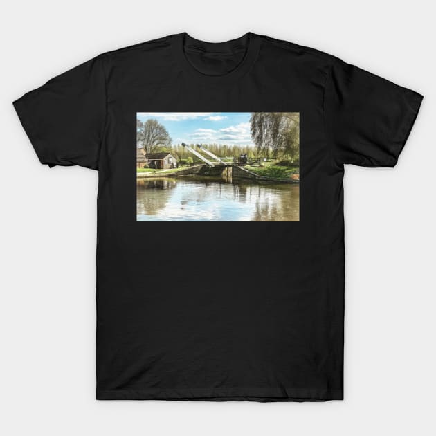 The Oxford Canal At Thrupp T-Shirt by IanWL